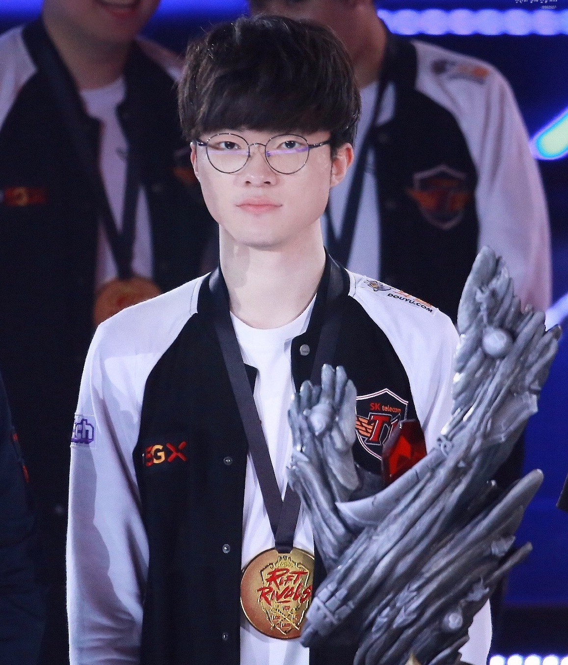 Yxl 在阿卡丽团战中的查普林式表现， Darwin 的蝎子铁钳无敌， Weibo Gaming 领先
