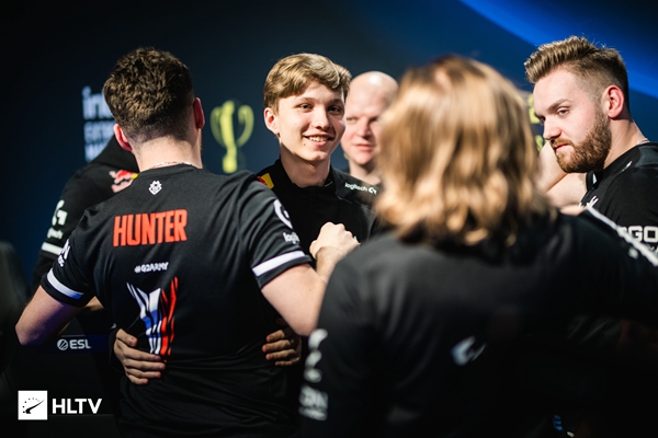 TES世界赛出征照：369笑嘻了~